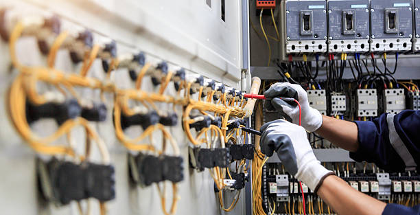 Professional Electrician technician working in Le Mars, IA